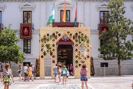 Portada del Corpus Chico en el Ayuntamiento (CERVEZAS ALHAMBRA)