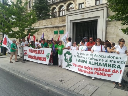 Concentración de Fampa Alhambra en la Delegación de Educación (FAMPA ALHAMBRA) 