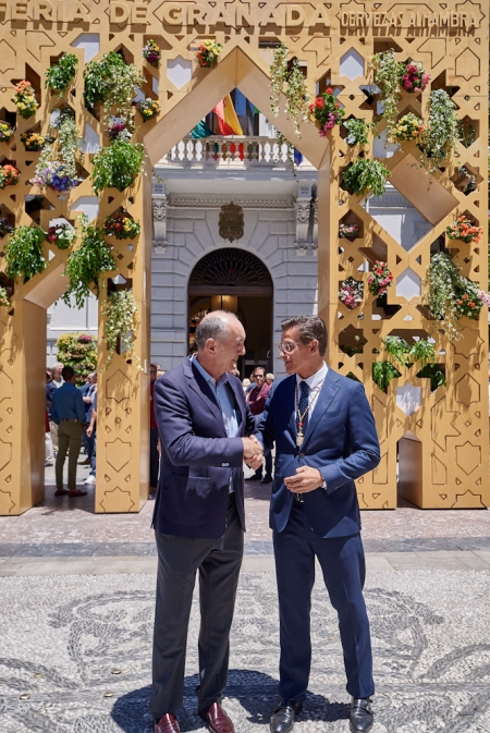El recién elegido alcalde, Luís Salvador ha inaugurado la portada del Corpus Chico (CERVEZAS ALHAMBRA)