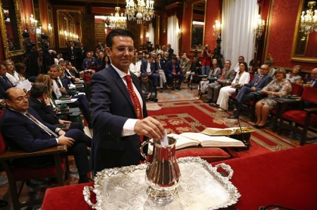 Francisco Cuenca introduce su voto en la sesión de investidura (ÁLEX CÁMARA) 