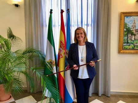 Luisa García Chamorro (PP) con el bastón de mando (PP) 