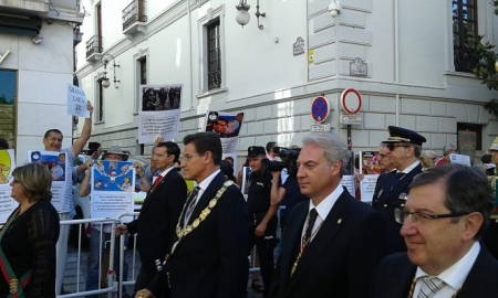 Protesta de Granada Laica al paso de las autoridades (GRANADA LAICA)