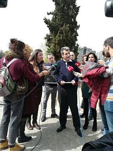 Antonio Cambril atiende a lso medios (PODEMOS-IU-ADELANTE)