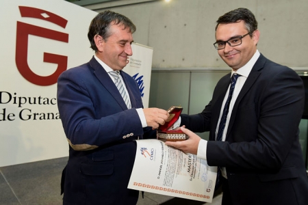 El diputado en funciones de Recursos Humanos, Economía y Patrimonio y Vicepresidente del CEMCI, Manuel Gregorio Gómez (R. MARTÍNEZ / DIPGRA) entrega un diploma 
