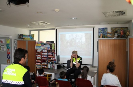 La Policia Local impartiendo el taller a los pequeños (HUSC)