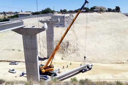 Colocación de las vigas en la Variante de Moraleda (JUNTA)