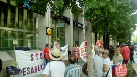 Concentración de Stop Desahucios ante La Caixa (STOP DESHAUCIOS)