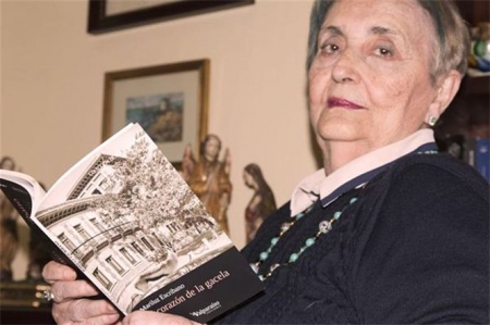 Mariluz Escribano con una de sus obras 