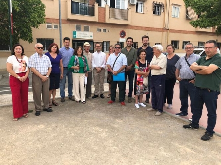 Miembros del PSOE se concentraron en las puertas del Centro de Salud del Cerrillo de Maracena (PSOE) 