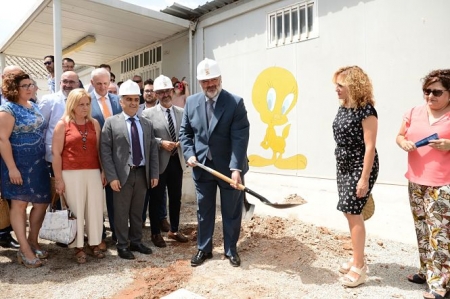 Pablo García durante la puesta de la primera piedra del Colegio de El Chaparral (JUNTA)