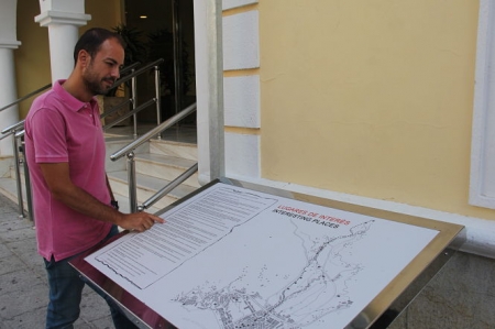Un vecino observa uno de los hitos informativos (AYTO. ALMUÑÉCAR)