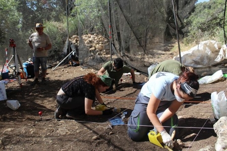 Arqueologos/as trabajando en el yacimiento de Colomera (UGR)