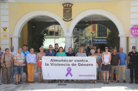 Concentración en Almuñécar contra la Violencia de género (AYTO. ALMUÑÉCAR)