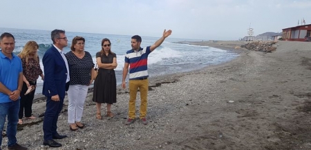 Gustavo Rodríguez durante la visita a la playa de la Perla de Carchuna (JUNTA)