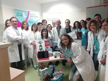 Profesionales junto a miembros de Relevos por la Vida (JUNTA DE ANDALUCÍA) 