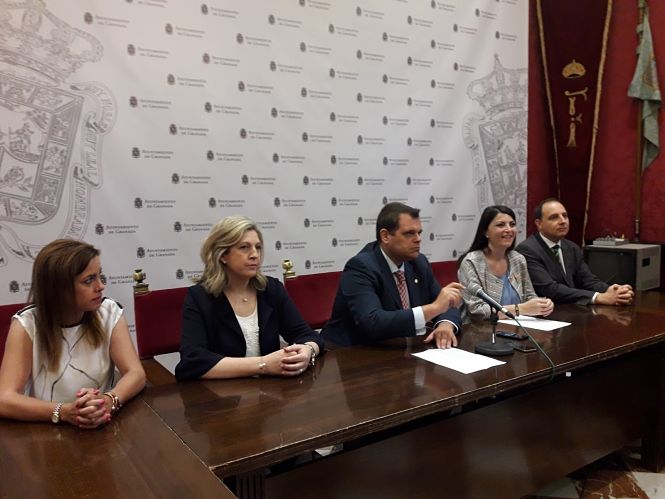 Macarena Olona en rueda de prensa junto a miembros del grupo municipal de Vox en el Ayuntamiento de Granada (EUROPA PRESS) Macarena Olona en rueda de prensa junto a miembros del grupo municipal de Vox en el Ayuntamiento de Granada (EUROPA PRESS)