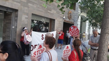 Concentración de Stop deshaucios en Caja Rural (STOP DESHAUCIOS)