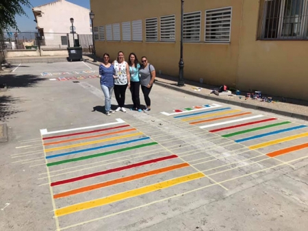 Integrantes del AMPA pintando los patios del colegio (AYTO. CÚLLAR VEGA)