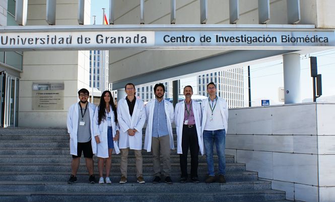 El equipo de investigadores de la UGR que ha realizado este trabajo, en el Centro de Investigación Biomédica (UGR) El equipo de investigadores de la UGR que ha realizado este trabajo, en el Centro de Investigación Biomédica (UGR)