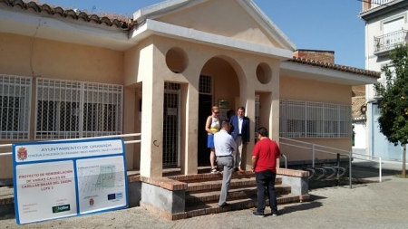 Luis González, concejal de urbanismo del Ayuntamiento de Granada ha visitado las obras de la Biblioteca de Las Palomas (AYTO. GRANADA)