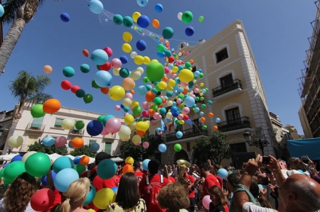 Un lanzamiento de globos han dado inicio a las Fiestas de Almuñécar (AYYP. ALMUÑÉCAR)
