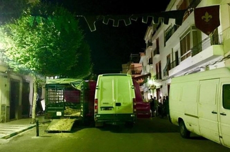Vehículos taponando una calle durante la Feria Medieval de 2018 (PSOE LANJARÓN)