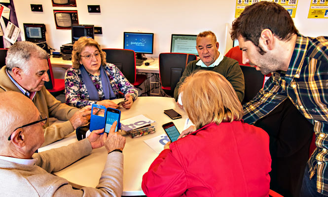 Uno de los Centros Guadalinfo de la red andaluza en los que se realizan actividades de formación TIC para la innovación social, el empleo y el emprendimiento (CFR) Uno de los Centros Guadalinfo de la red andaluza en los que se realizan actividades de formación TIC para la innovación social, el empleo y el emprendimiento (CFR)