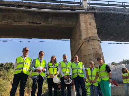 Marifran Carazo durante una visita al Puente sobre el Río Chico de Órgiva (JUNTA / ARCHIVO)