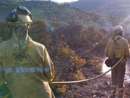 Miembros del Invoca durante la extinción de un incendio (INFOCA / ARCHIVO)