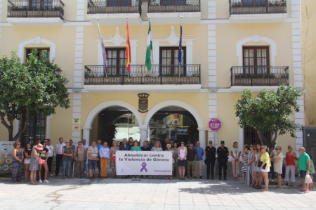 Concentración en Almuñécar contra la violencia de género (AYYO. ALMUÑÉCAR)