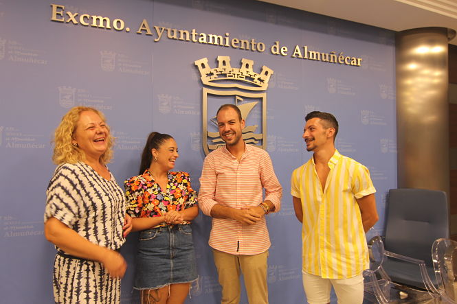 De Izquierda a Derecha. La presidenta AECC, Conchi García, la bailaora, Teresa Barbero, el concejal de Cultura, Alberto García Gilabert y el bailaor, Daniel Ramos (AYTO. ALMUÑÉCAR) De Izquierda a Derecha. La presidenta AECC, Conchi García, la bailaora, Teresa Barbero, el concejal de Cultura, Alberto García Gilabert y el bailaor, Daniel Ramos (AYTO. ALMUÑÉCAR)