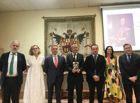 El doctor Ignacio López-Muñoz Martínez tras la defensa de su tesis doctoral Mecenazgo artístico en la Granada barroca de un arzobispo humanista. D. Martín de Ascargorta. TriumphusFidei (UGR)