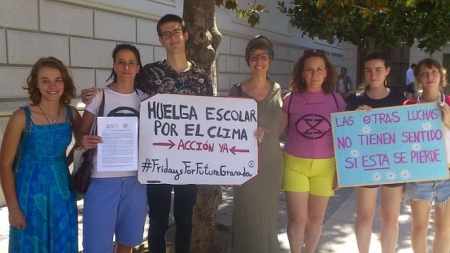 Miembros de Fridays For Future Granada y Extinction Rebelllion Granada, momentos antes de presentar el documento en el registro municipal