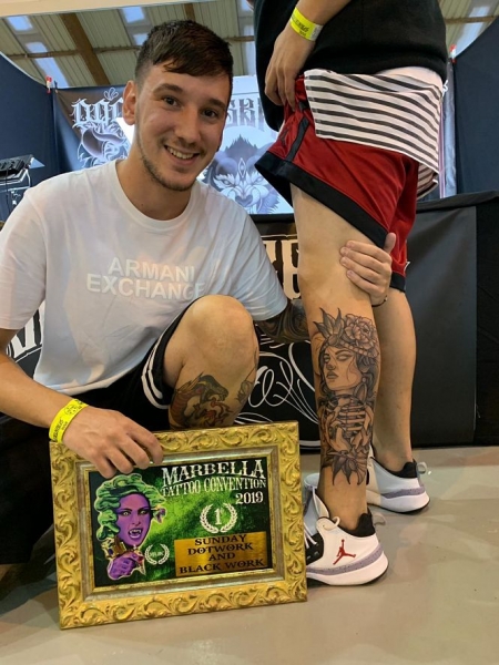 El hueteño Raúl Baena con el tatuaje con el que ha ganado el certamen Marbella Tatoo Convention (AYTO. HUÉTOR TÁJAR) 