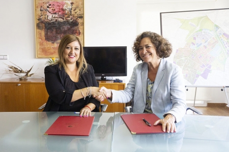 Firma del convenio entre la rectora de la UGR y la alcaldesa de Armilla (UGR)