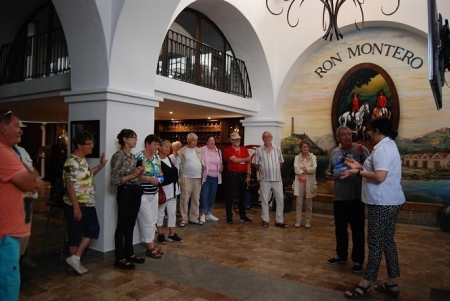Pasajeros del crucero de Berlín en la,sede de Ron Montero (PUERTO DE MOTRIL)
