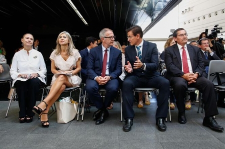 Autoridades en la inauguración de la expocisión del  Centro Lorca (EUROPA PRESS)