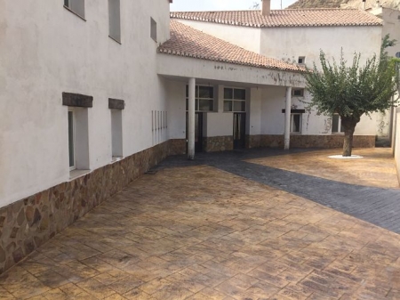 Exteriores del Centro de Formación, edificio que albergará la Oficina de Turismo y el Centro de Apoyo Empresarial (AYTO. GÜÉJAR SIERRA) 