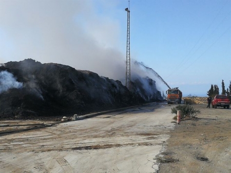 Incendio en la planta de residuos vegetales de Motril (DIPGRA /ARCHIVO)