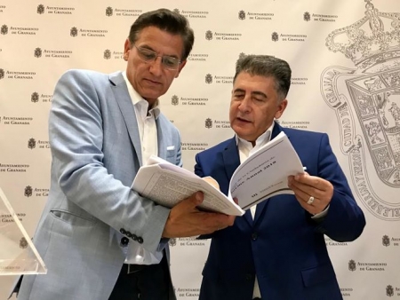 El defensor del ciudadano junto al Alcalde de Granada (AYTO. GRANADA)