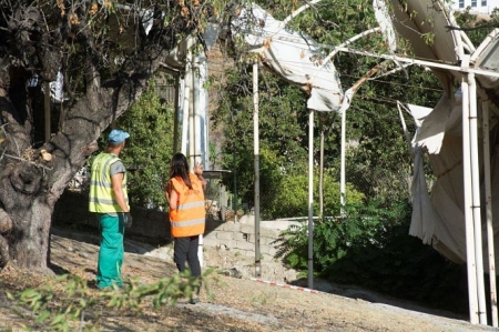  La arqueóloga municipal y uno de los operarios planean los trabajos de limpieza de la necrópolis (AYTO. ALMUÑÉCAR)