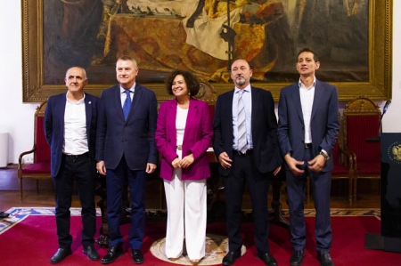 Foto de Familia tras la firma del convenio (UGR) 