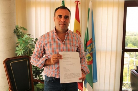 El ALcalde Alhendín, Francisco Rodríguez con la sentencia (AYTO. ALHENDÍN)