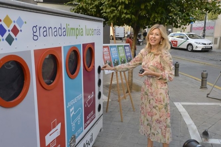 La concejala de Medio Ambiente, Pepa, Rubia, junto al Ecoparque Movil (JAVIER ALGARRA)