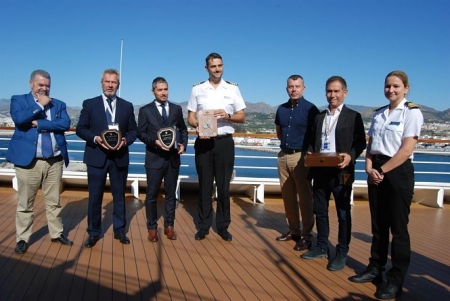 El capitán del crucero con la metopa recibida (PUERTO DE MOTRIL)