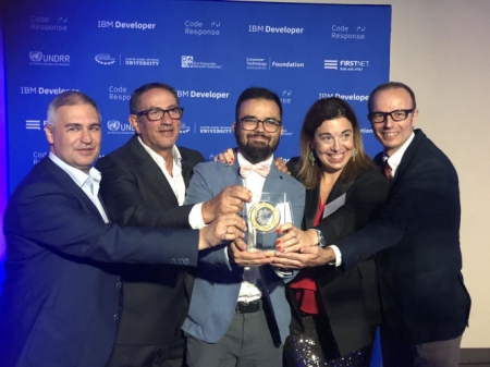 Los ganadores de Call For Code 2019 recogiendo el premio en la sede de la ONU de New York (UGR) 