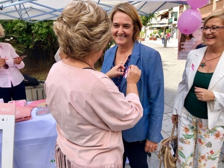La Presidenta de AECC Motril le pone el lazo rosa a Luisa García Chamoro (AYTO. MOTRIL)