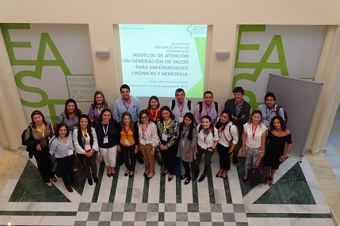 Profesionales de salud de Colombia al inicio de su programa junto al coordinador en la EASP y la secretaria del curso (EASP)