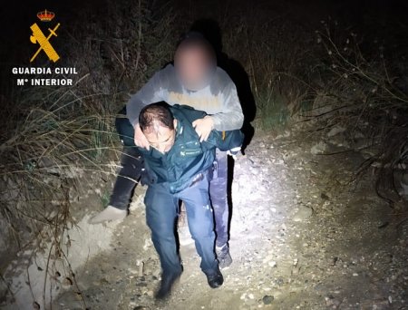 Un Guardia Civil auxilia al joven (GUARDIA CIVIL)