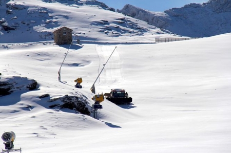 Una maquina pisa la nieve (CETURSA)